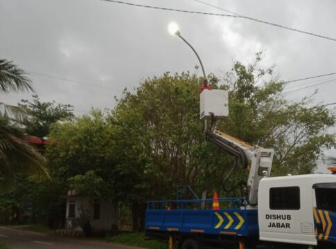 Poto; Jelang Nataru 2026 Dishub Pangandaran kebut memperbaiki PJU di wilayah kawasan wisata Pantai Pangandaran