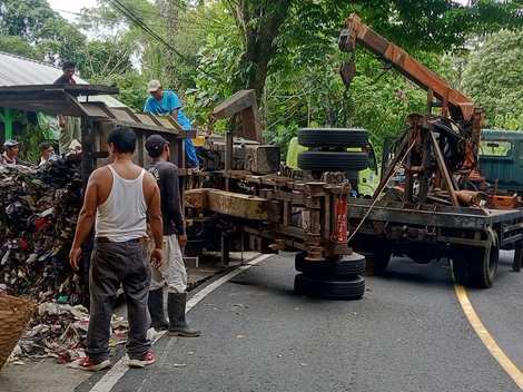 Poto: Proses evakuasi mobil truk sampah yang terguling di jalan Emplak pangandaran.