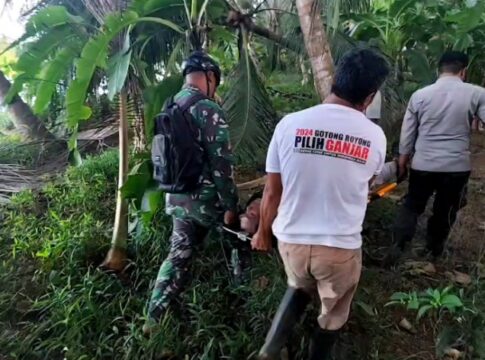 Foto: Proses evakuasi jenazah tergelatak di Blok Cilutung, Kalipucang Pangandaran.