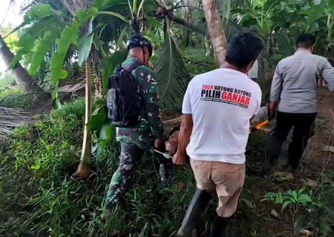 Foto: Proses evakuasi jenazah tergelatak di Blok Cilutung, Kalipucang Pangandaran.