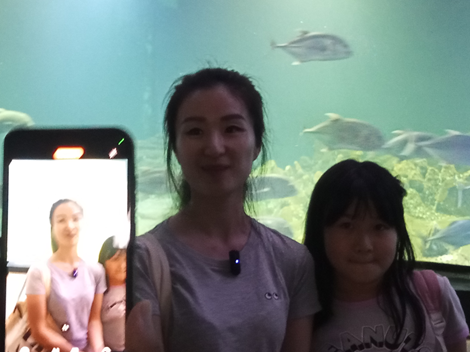 Foto: Wisatawan asal Bandung, Yola saat mengunjungi Aquarium Indonesia Pangandaran.