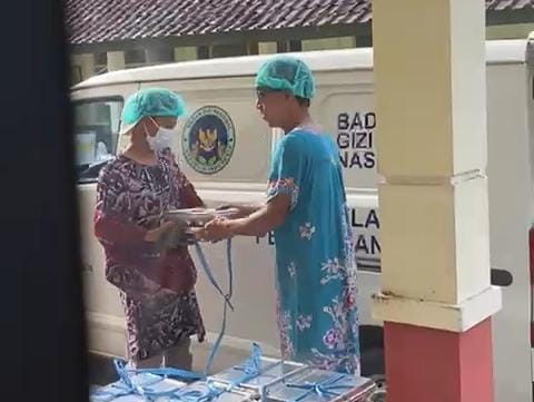 Poto: Tangkapan Layar seorang driver pengantar makanan dari program Makan Bergizi Gratis di SDN 3 Cimerak datang ke sekolah mengenakan daster perempuan/Istimewa.