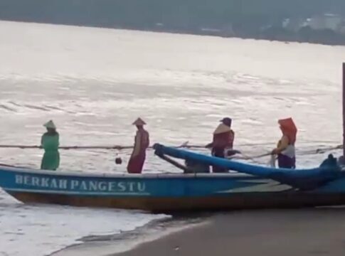 Poto: Tangkapan layar nelayan di Pangandaran sedang menarik jaring ikan