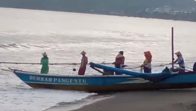 Poto: Tangkapan layar nelayan di Pangandaran sedang menarik jaring ikan