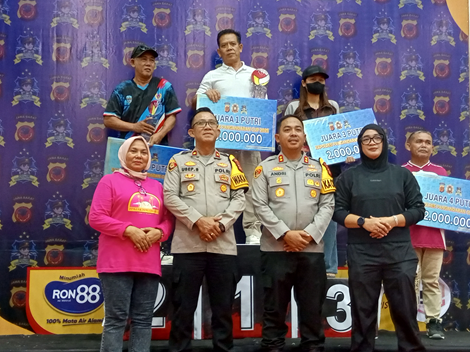 Poto: Suasana pembagian hadiah kepada pemenang bola voli Kapolres Pangandaran Cup 2025.