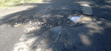 Poto: Kondisi jalan berlubang di kawasan wisata Batukaras Pangandaran.