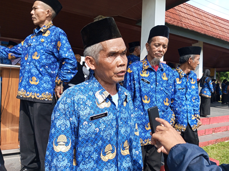 Poto: Sukandar seorang guru pengajar di SD Negeri 3 Bojong Kecamatan Langkaplancar, Kabupaten Pangandaran