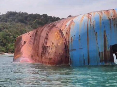 Poto: Bangkai kapal Viking Lagos di kawasan Pasir putih pangangandaran.