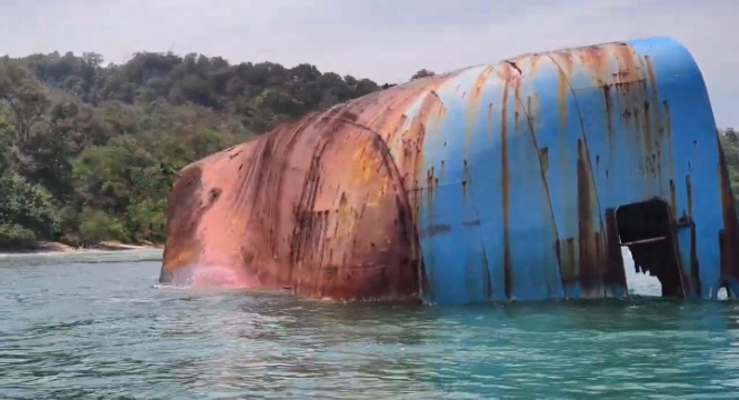 Poto: Bangkai kapal Viking Lagos di kawasan Pasir putih pangangandaran.