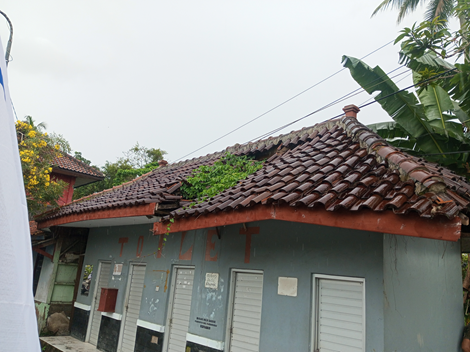 Poto: Kondisi bangunan toilet di dekat pintu masuk Pantai Pangandaran nyaris roboh.