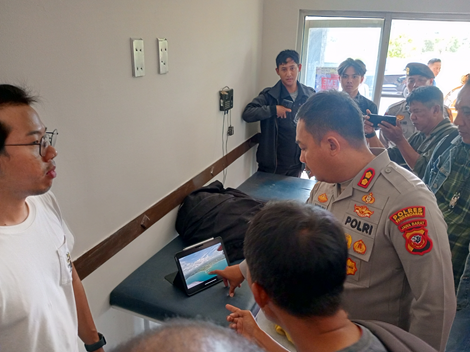 Poto: Kapolres Pangandaran AKBP Andri Kurniawan saat menyaksikan rekaman video amatir detik-detik Atlet Terjun Payung Tewas.