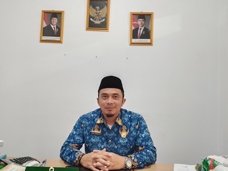 Keterangan Foto 1: Kepala Kantor Kementerian Haji dan Umroh Kabupaten Garut, Bapak H. Indra Azwar Mawardi S.HI., M.PD., saat ditemui di ruang kerjanya, Senin (1/12/2025). Kemenhajum Garut akan fokus pada pembenahan struktur dan SDM di tingkat kecamatan, serta peningkatan pelayanan haji dan umroh yang ramah dan adaptif.