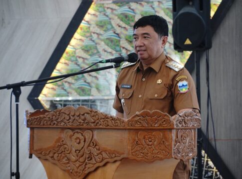 Keterangan Foto : Bupati Garut, Abdusy Syakur Amin, mengukuhkan Kepengurusan PPI Kabupaten Garut masa bakti 2025-2030, di Gedung Pendopo Garut, Selasa (2/12/2025). Bupati berharap PPI dapat terus produktif dan menjadi mitra strategis Pemda Garut.