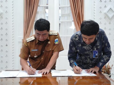 Keterangan Foto: Bupati Garut, Abdusy Syakur Amin, bersama Pimpinan Cabang Bank BNI Garut, Febby Anggriawan, saat melaksanakan penandatanganan perpanjangan MoU di Ruang Pamengkang, Garut Kota, Selasa (2/12/2025). Kerja sama ini difokuskan pada upaya peningkatan Pendapatan Asli Daerah (PAD) Kabupaten Garut melalui solusi digitalisasi perbankan.