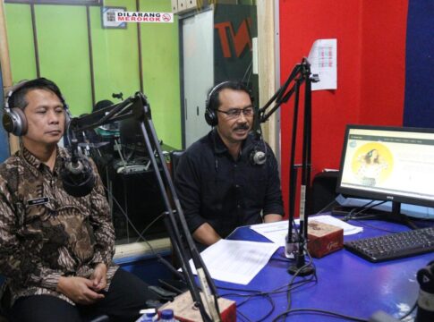 Keterangan Foto: Kepala Dinas Pengendalian Penduduk, Keluarga Berencana, Pemberdayaan Perempuan, dan Perlindungan Anak (DPPKBPPPA) Garut, Yayan Waryana, bersama Kepala Bidang Kesehatan Masyarakat Dinas Kesehatan (Dinkes) Garut, Tri Cahyo Nugroho menjadi narasumber dalam sebuah talkshow di Radio Intan Garut, Kamis (4/12/2025). Pertemuan ini membahas inovasi Pemkab Garut yang berhasil menekan angka stunting hingga 14,2%