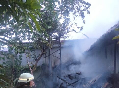 Keterangan Foto: Petugas Damkar Kabupaten Garut saat menangani salah satu dari dua insiden kebakaran di Kecamatan Tarogong Kidul pada Kamis (4/12/2025), yang menelan kerugian ratusan juta rupiah dan dua korban jiwa.