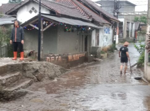 Keterangan Foto: Camat Wanaraja, Fahmi Fauzi, beserta jajarannya, Kamis (4/12/2025) memantau kondisi di dua titik lokasi yang mengalami luapan selokan, bahkan merendam setidaknya 10 rumah warga.