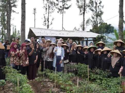 Keterangan Foto: Wakil Bupati Garut, Putri Karlina, menyambut Tim Klarifikasi Lapangan Evaluasi Kinerja Desa Anugerah Gapura Sri Baduga Jawa Barat (Jabar) 2025 di Desa Pangauban, Kecamatan Cisurupan, Kabupaten Garut, pada Jumat (5/12/2025).