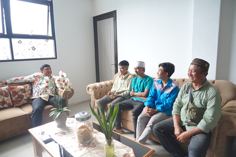 Keterangan Foto: Bupati Garut, Abdusy Syakur Amin, bertemu langsung dengan empat warga Garut yang berhasil kembali ke kampung halaman setelah terdampak bencana banjir di Aceh dan Sumatra Utara. Pertemuan berlangsung di Kantor Dinas Sosial (Dinsos) Garut, Jalan Patriot, Kecamatan Tarogong Kidul, pada Jumat (5/12).