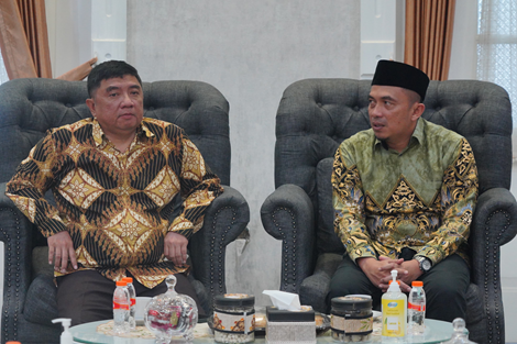Keterangan Foto: Bupati Garut, Abdsusy Syakur Amin, menerima kunjungan Kepala Kantor Kemenhajum Kabupaten, Indra Azhar Mawardi, di Ruang Pamengkang, Sabtu (6/12/2025) siang.
