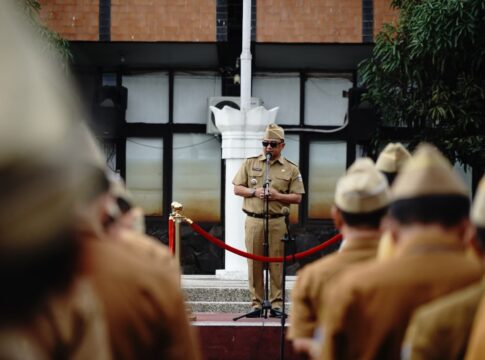Keterangan Foto: Bupati Garut, Abdsusy Syakur Amin, memimpin Apel Gabungan di Lapangan Sekretariat Daerah (Setda) Kabupaten Garut, Senin (8/12/2025). Dia memberikan peringatan keras terkait kedisiplinan Aparatur Sipil Negara (ASN) di lingkungan Pemerintah Kabupaten Garut.