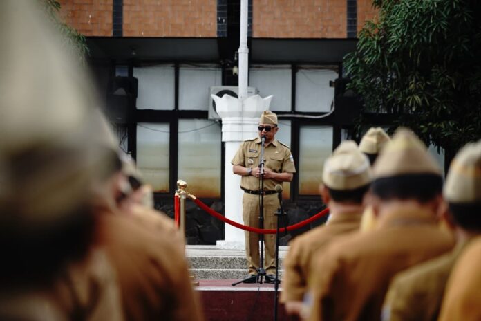 Keterangan Foto: Bupati Garut, Abdsusy Syakur Amin, memimpin Apel Gabungan di Lapangan Sekretariat Daerah (Setda) Kabupaten Garut, Senin (8/12/2025). Dia memberikan peringatan keras terkait kedisiplinan Aparatur Sipil Negara (ASN) di lingkungan Pemerintah Kabupaten Garut.