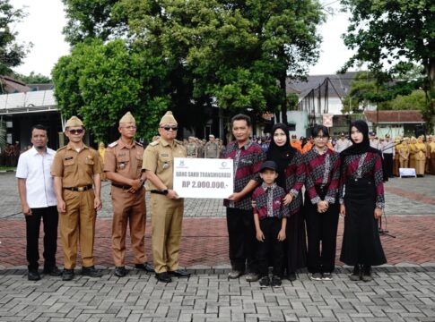 Keterangan Foto: Bupati Garut, Abdsusy Syakur Amin, melepas dua calon transmigran dan menyerahkan beberapa penghargaan di Lapang Setda Kabupaten Garut Senin (8/12/2025).