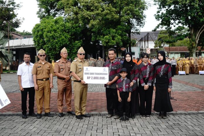 Keterangan Foto: Bupati Garut, Abdsusy Syakur Amin, melepas dua calon transmigran dan menyerahkan beberapa penghargaan di Lapang Setda Kabupaten Garut Senin (8/12/2025).
