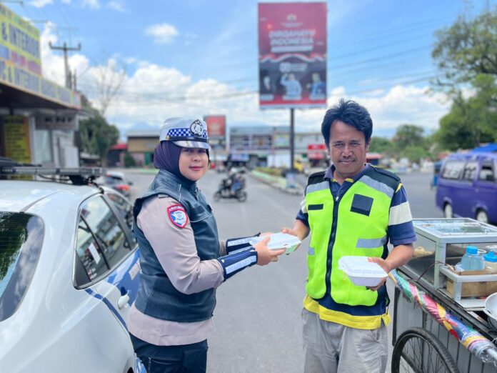 Keterangan Foto: Jajaran Polisi Wanita (Polwan) melaksanakan Patroli Intan (Inisiatif Tanggap), Jumat (12/12/2025). Selain menjalankan tugas pengamanan, Polwan Polres Garut juga melaksanakan program sosial Jumat Berkah.