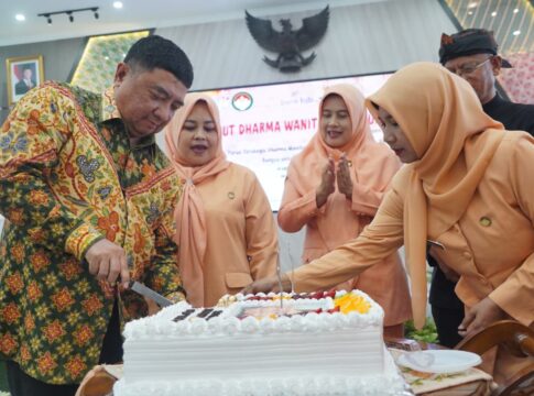 Keterangan Foto: Bupati Garut, Abdusy Syakur Amin menghadiri Acara Puncak Peringatan Hari Ulang Tahun (HUT) ke-26 DWP Kabupaten Garut, yang digelar di Gedung Pendopo Garut, Jalan Kiansantang, Kecamatan Garut Kota, Kamis (11/12/2025).