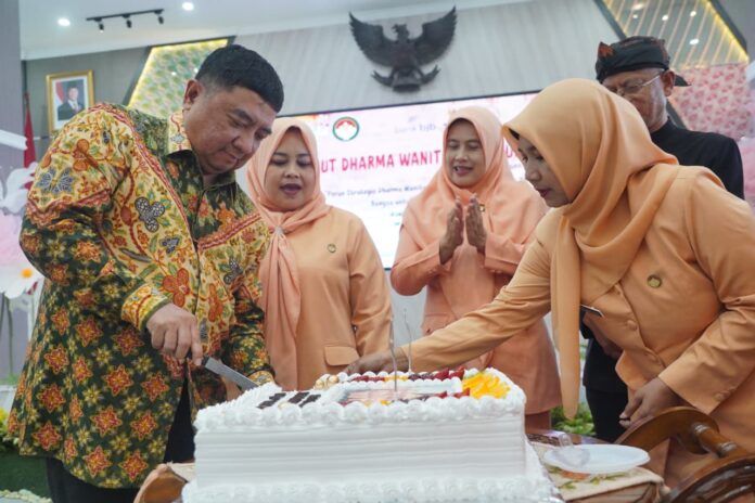 Keterangan Foto: Bupati Garut, Abdusy Syakur Amin menghadiri Acara Puncak Peringatan Hari Ulang Tahun (HUT) ke-26 DWP Kabupaten Garut, yang digelar di Gedung Pendopo Garut, Jalan Kiansantang, Kecamatan Garut Kota, Kamis (11/12/2025).