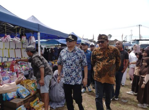 Keterangan Foto: Bupati Garut, Abdusy Syakur Amin, resmi membuka Roadshow Pelayanan Publik dan Festival Kuliner (FEDAS Jalan-Jalan), di Lapangan Sukahurip, Kecamatan Cigedug, Kabupaten Garut, pada Sabtu (13/12/2025).