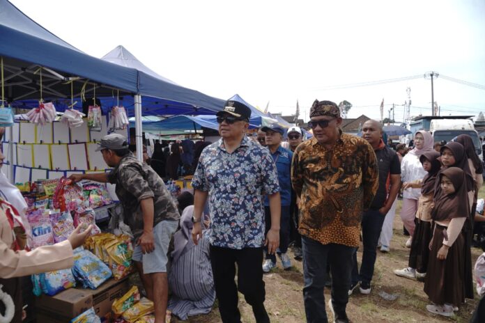 Keterangan Foto: Bupati Garut, Abdusy Syakur Amin, resmi membuka Roadshow Pelayanan Publik dan Festival Kuliner (FEDAS Jalan-Jalan), di Lapangan Sukahurip, Kecamatan Cigedug, Kabupaten Garut, pada Sabtu (13/12/2025).