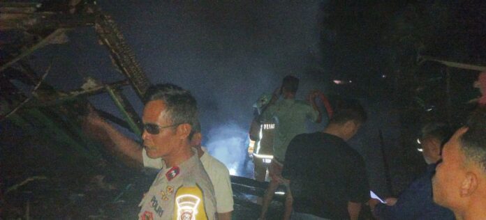 Keterangan Foto: Polsek Leles menyelidiki Kebakaran yang menimpa sebuah rumah semi permanen di Kampung Cilame, Desa Jangkurang, Kecamatan Leles, Kabupaten Garut Keterangan Foto: Polsek Leles menyelidiki Kebakaran yang menimpa sebuah rumah semi permanen di Kampung Cilame, Desa Jangkurang, Kecamatan Leles, Kabupaten Garut