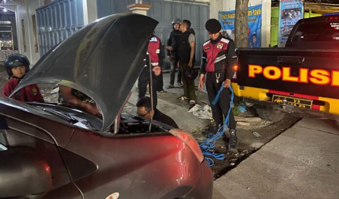 Keterangan Foto: Personel Sat Samapta membantu seorang pengendara mobil yang kendaraannya mengalami gangguan mesin di Jalan Ibrahim Adjie, Kabupaten Garut, Senin (15/12/2025) dinihari. Keterangan Foto: Personel Sat Samapta membantu seorang pengendara mobil yang kendaraannya mengalami gangguan mesin di Jalan Ibrahim Adjie, Kabupaten Garut, Senin (15/12/2025) dinihari.
