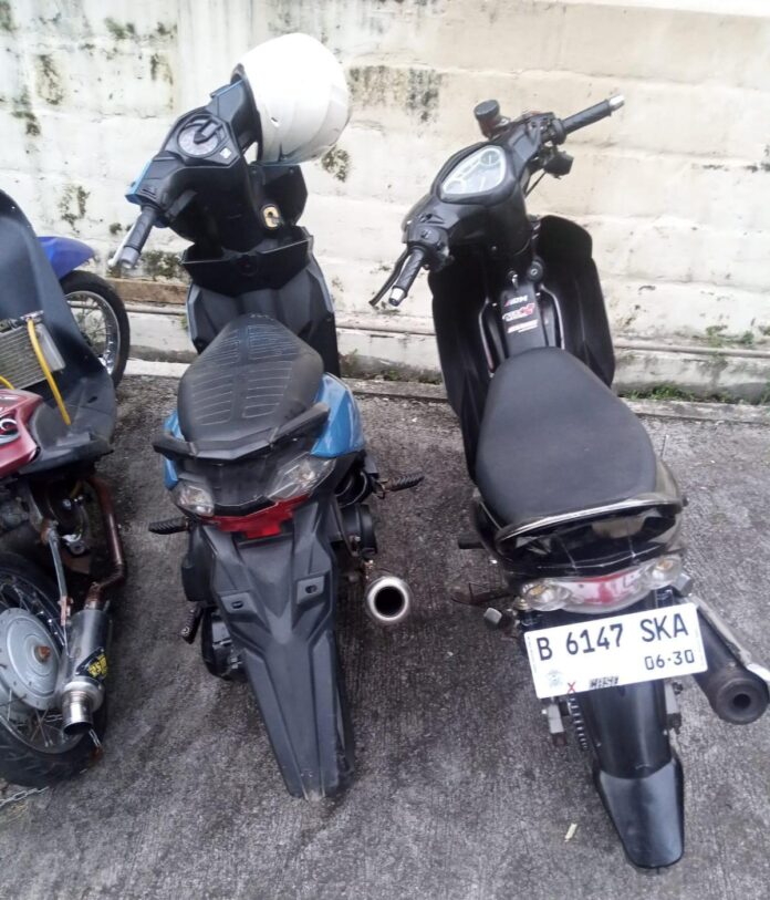 Keterangan Foto: Kepolisian Sektor (Polsek) Wanaraja, Polres Garut, membubarkan aksi balap liar yang meresahkan masyarakat, pada Selasa dini hari, (16/12/ 2025), dan berhasil mengamankan dua unit sepeda motor yang diduga digunakan untuk aktivitas ilegal tersebut.