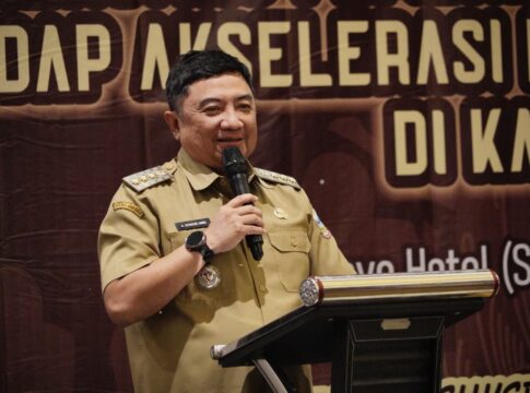 Keterangan Foto: Bupati Garut, Abdusy Syakur Amin, menjadi keynote speaker dalam Workshop Sinergitas Pemerintah Daerah dan Dunia Usaha terhadap Akselerasi Pembangunan Olahraga Prestasi di Kabupaten Garut di Ballroom Kassiti Fave Hotel Garut, Selasa (16/12/2025).