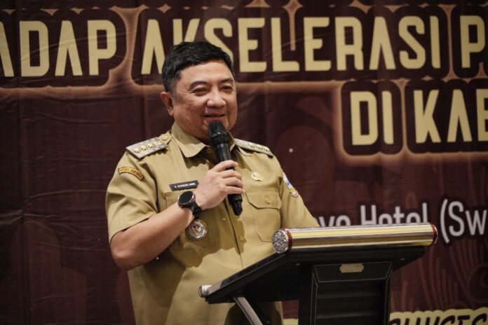 Keterangan Foto: Bupati Garut, Abdusy Syakur Amin, menjadi keynote speaker dalam Workshop Sinergitas Pemerintah Daerah dan Dunia Usaha terhadap Akselerasi Pembangunan Olahraga Prestasi di Kabupaten Garut di Ballroom Kassiti Fave Hotel Garut, Selasa (16/12/2025).