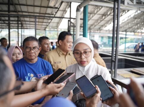 Keterangan Foto: Wakil Bupati Garut, Putri Karlina, meresmikan Eduwisata Perikanan yang berlokasi di Balai Benih Ikan Hias, Jalan Bratayudha No. 96, Garut Kota, Selasa (16/12/2025).