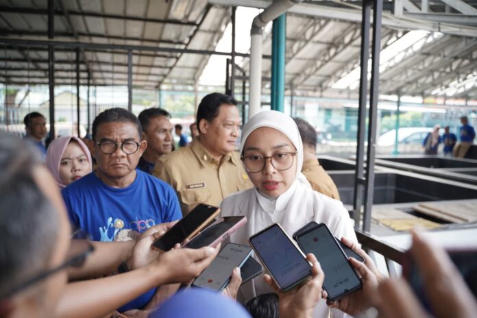 Keterangan Foto: Wakil Bupati Garut, Putri Karlina, meresmikan Eduwisata Perikanan yang berlokasi di Balai Benih Ikan Hias, Jalan Bratayudha No. 96, Garut Kota, Selasa (16/12/2025).