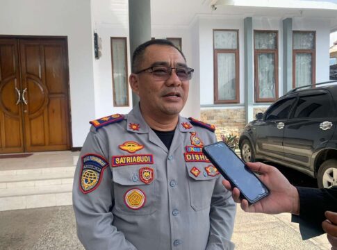 Keterangan Foto: Kepala Dishub Kabupaten Garut, Satribudi, memberikan keterangan terkait kesiapan menjelang masa libur Natal 2025 dan Tahun Baru 2026 (Nataru).