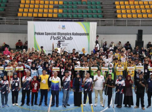 Keterangan Foto: Kepala Dinsos Kabupaten Garut, Aji Sukarmaji, membuka resmi Pekan Special Olympics Kabupaten (Pesokab) Garut Tahun 2025 di SOR RAA Adiwijaya, Rabu (17/12/2025).