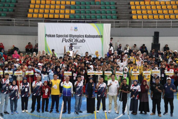 Keterangan Foto: Kepala Dinsos Kabupaten Garut, Aji Sukarmaji, membuka resmi Pekan Special Olympics Kabupaten (Pesokab) Garut Tahun 2025 di SOR RAA Adiwijaya, Rabu (17/12/2025).