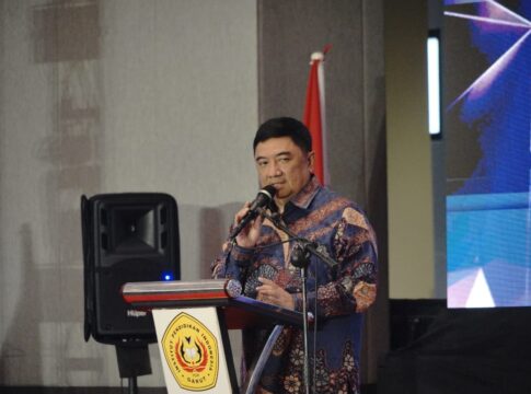 Keterangan Foto: Bupati Garut, Abdusy Syakur Amin, menghadiri Sidang Terbuka Senat Wisuda III Sarjana dan Pascasarjana Institut Pendidikan Indonesia (IPI) Garut. Acara berlangsung khidmat di Ballroom Hotel Santika, Jalan Cipanas Baru, Kecamatan Tarogong Kaler, Kabupaten Garut, Rabu (17/12/2025).