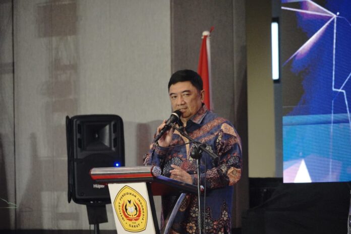 Keterangan Foto: Bupati Garut, Abdusy Syakur Amin, menghadiri Sidang Terbuka Senat Wisuda III Sarjana dan Pascasarjana Institut Pendidikan Indonesia (IPI) Garut. Acara berlangsung khidmat di Ballroom Hotel Santika, Jalan Cipanas Baru, Kecamatan Tarogong Kaler, Kabupaten Garut, Rabu (17/12/2025).