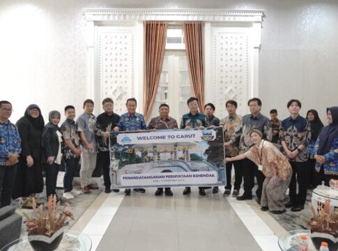 Keterangan Foto: Bupati Garut, Abdusy Syakur Amin, menerima Kunjungan Kerja Kota Higashikawa - Jepang, dalam rangka Penandatanganan Pelaksanaan Kerjasama Luar Negeri, yang dilaksanakan di Ruang Pamengkang Pendopo Garut, Kecamatan Garut Kota, Kabupaten Garut, Rabu (17/12/2025). ‎(Foto: Diskominfo Kab. Garut)