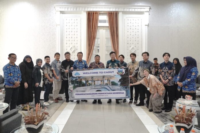 Keterangan Foto: Bupati Garut, Abdusy Syakur Amin, menerima Kunjungan Kerja Kota Higashikawa - Jepang, dalam rangka Penandatanganan Pelaksanaan Kerjasama Luar Negeri, yang dilaksanakan di Ruang Pamengkang Pendopo Garut, Kecamatan Garut Kota, Kabupaten Garut, Rabu (17/12/2025). ‎(Foto: Diskominfo Kab. Garut)
