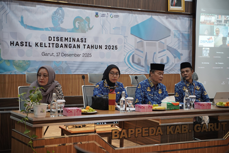 Keterangan Foto: Wabup Putri Karlina memberikan arahan pada acara Diseminasi Hasil Kelitbangan dan Inovasi Kabupaten Garut Tahun 2025 yang digelar Badan Perencanaan Pembangunan Daerah (Bappeda), di Aula Bappeda, Jalan Patriot, Rabu (17/12/2025).