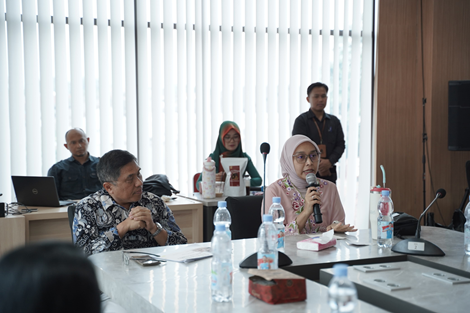 Keterangan Foto: Wakil Bupati, Putri Karlina hadur langsung pada kegiatan agenda Kurasi Produk UMKM/IKM di Mal Pelayanan Publik Garut, Kamis (18/12/2025).