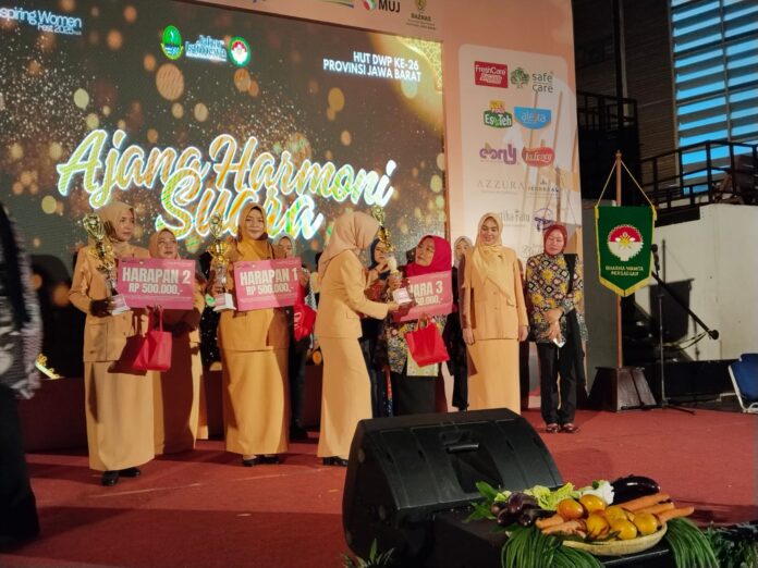 Keterangan Foto: Tim DWP Kabupaten Garut berhasil meraih Juara III dalam ajang Lomba Harmonisasi Lagu "Rindu Purnama" karya cipta Gubernur Jawa Barat, Dedi Mulyadi (KDM), yang digelar di GOR Saparua, Bandung, Selasa (16/12/2025)